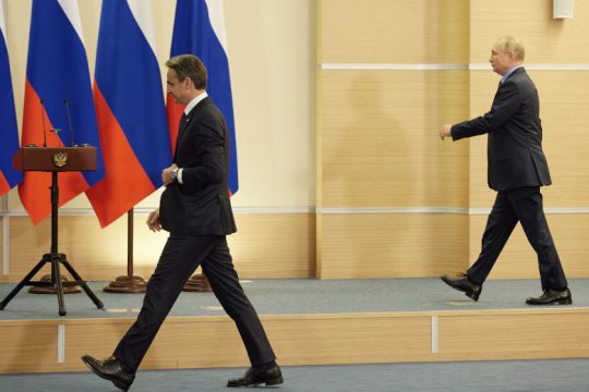 Αλλαγή στάσης στις σχέσεις Ελλάδας-Ρωσίας με όπλα στην Ουκρανία