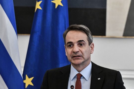 Καταδικάζει Πούτιν, κοιτώντας Ερντογάν