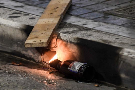 Επίθεση με μολότοφ σε αστυνομικούς στα Εξάρχεια