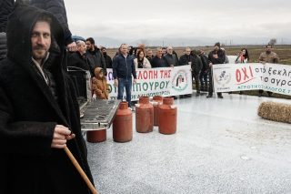 Κλιμακώνουν τα μπλόκα, στάση αναμονής από την κυβέρνηση