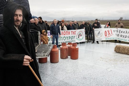 Κλιμακώνουν τα μπλόκα, στάση αναμονής από την κυβέρνηση