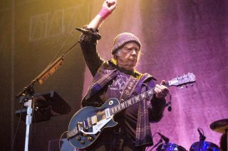 Ο Neil Young δεν θα παίξει στο Glastonbury, γιατί βρίσκεται «πλέον υπό εταιρικό έλεγχο»