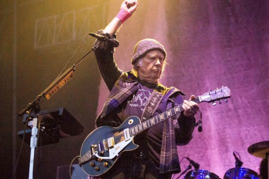 Ο Neil Young δεν θα παίξει στο Glastonbury, γιατί βρίσκεται «πλέον υπό εταιρικό έλεγχο»