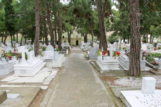 Πατέρας και γιός ξυλοφόρτωσαν υπάλληλο κοιμητήριου για τον τρόπο εκταφής