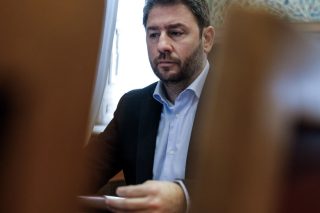 «Μητσοτάκης-Τσίπρας κράτησαν ίσες αποστάσεις για τον Καραμανλή»
