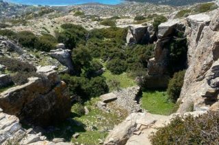 Μια παράβαση, μερικά παράδοξα και… στο βάθος ανεμογεννήτριες