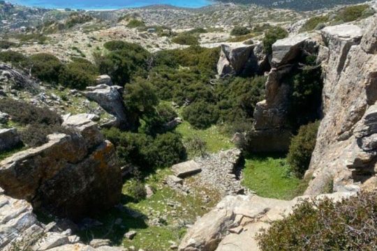 Μια παράβαση, μερικά παράδοξα και… στο βάθος ανεμογεννήτριες