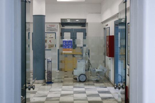 Άμεσες προσλήψεις και αυξήσεις μισθών για τους γιατρούς του ΕΣΥ ζητά ο ΠΙΣ