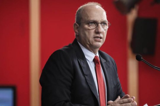 Το πρωί άφησε το παράθυρο ανοιχτό, το βράδυ το… έκλεισε