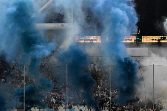 Ανώνυμη καταγγελία αστυνομικού: «Οι ομάδες δίνουν τα καπνογόνα στους οπαδούς»