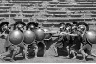 Ενας άτυπος πόλεμος θέσεων
