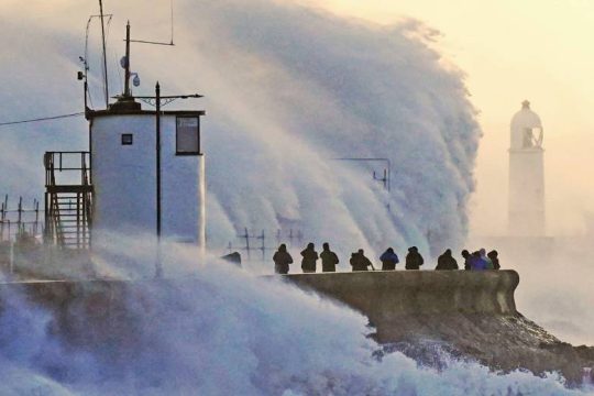 Η κακοκαιρία Γιουνίς σφυροκοπά την Αγγλία – Σε κόκκινο συναγερμό και το Λονδίνο