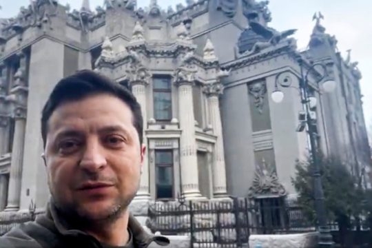 Ζελένσκι: Δε θα καταθέσουμε τα όπλα