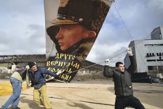 «Πόλεμος» δηλώσεων και «παράθυρο» για διπλωματία