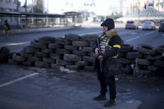 Το αίμα ρέει στην Ουκρανία και οι πολεμικές βιομηχανίες ανοίγουν σαμπάνιες
