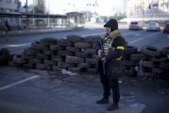 Το αίμα ρέει στην Ουκρανία και οι πολεμικές βιομηχανίες ανοίγουν σαμπάνιες
