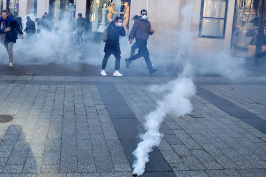 Με δακρυγόνα υποδέχθηκε η αστυνομία το «κομβόι της ελευθερίας» στο Παρίσι