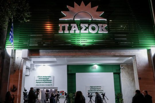 Προσκλητήρια Τσίπρα και νουθεσίες Μητσοτάκη