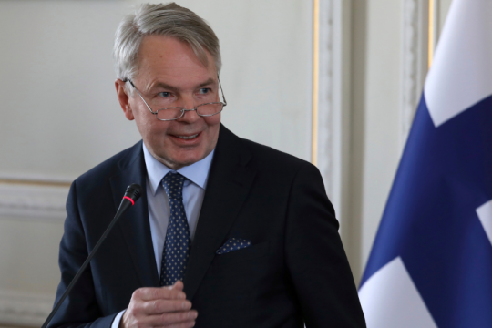 Υπερασπίστηκε την Ελλάδα για το προσφυγικό ο Φινλανδός ΥΠΕΞ, εξήρε όμως και την Τουρκία