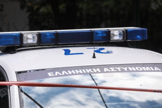Άνδρας κρατά ομήρους μέλη της οικογένειάς του στην Παλλήνη