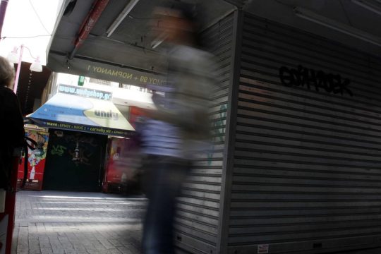 Παραδόθηκε 24χρονος για την αιματηρή ληστεία σε περίπτερο στην Αλεξάνδρας