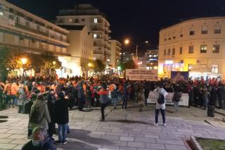 «Ψυχρός πόλεμος» απολύσεων – προσλήψεων
