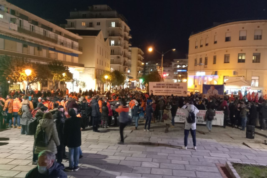 «Ψυχρός πόλεμος» απολύσεων – προσλήψεων