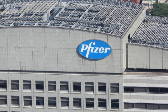 Καθυστέρηση στο εμβόλιο της Pfizer για την «Όμικρον»