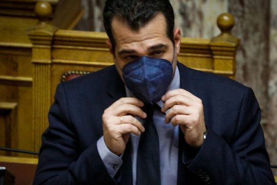 Στρώνει κόκκινο χαλί στους ιδιώτες γιατρούς