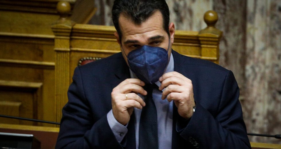 Στρώνει κόκκινο χαλί στους ιδιώτες γιατρούς