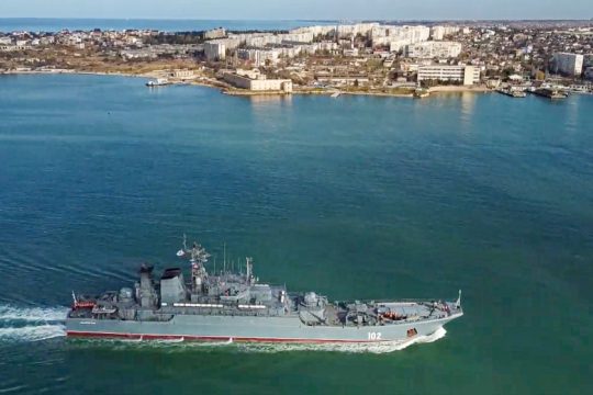 Παραμένει εγκλωβισμένο το ελληνικό φορτηγό πλοίο στην Οδησσό