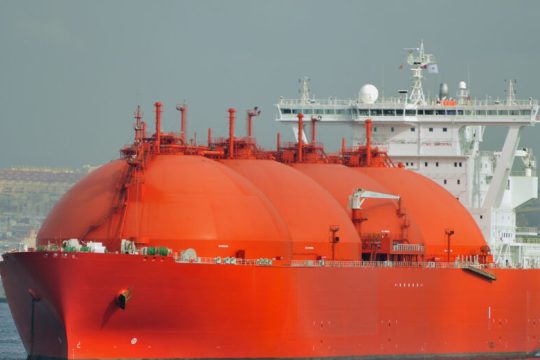 Ποιος πληρώνει τον… βαρκάρη του LNG