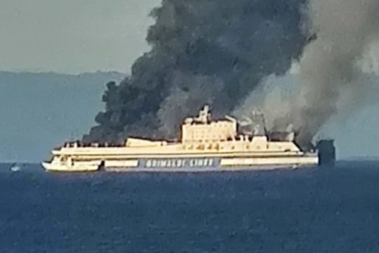 Νύχτα αγωνίας για τους αγνοούμενους, ενώ το Euroferry Olympia φλέγεται