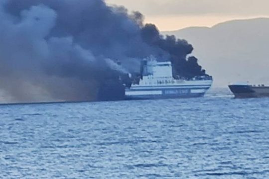 Θρίλερ με φλεγόμενο πλοίο – Αναφορές για αγνοούμενους