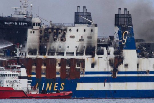Στον Αστακό το «Euroferry Olympia», σε αναμονή για την επανέναρξη ερευνών για τους εγκλωβισμένους
