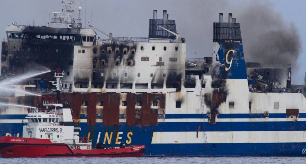 Στον Αστακό το «Euroferry Olympia», σε αναμονή για την επανέναρξη ερευνών για τους εγκλωβισμένους