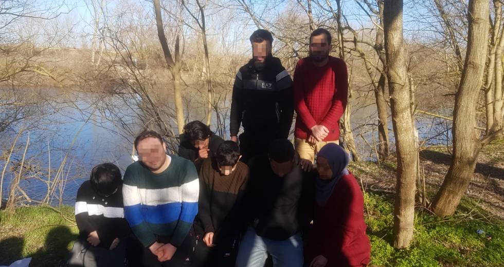 Ασχολήθηκαν επιτέλους με τους εγκλωβισμένους στη νησίδα του Έβρου πρόσφυγες