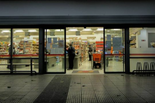 ΙΕΛΚΑ: Πού αποδίδουν οι καταναλωτές τις ανατιμήσεις στην Ελλάδα