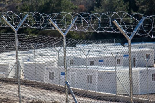 Καταγγελία 4 οργανώσεων για εγκλωβισμό προσφύγων στη δομή της Σάμου