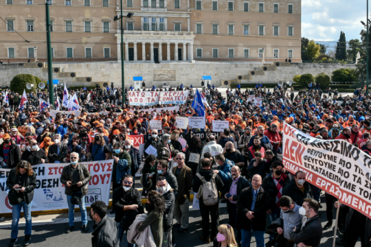 Παλμός και συνθήματα για ακρίβεια, εργασιακά και πόλεμο στο Σύνταγμα