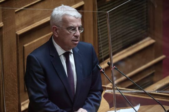 Οργή ΣΥΡΙΖΑ για τον βουλευτή της Ν.Δ. που θεωρεί «λεκέ» την ανάδειξη των πολλών νεκρών της πανδημίας
