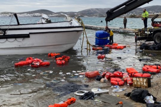 Μια επαναπροώθηση, ένα ναυάγιο, μια ζωή υπό κατάρρευση