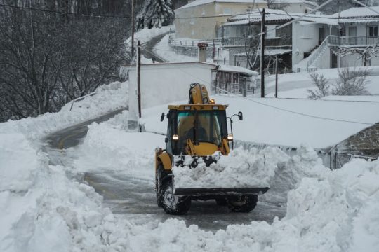 Κλειστοί δρόμοι λόγω χιονιά και έκτακτη σύσκεψη στην ΠΕ Ανατολικής Αττικής