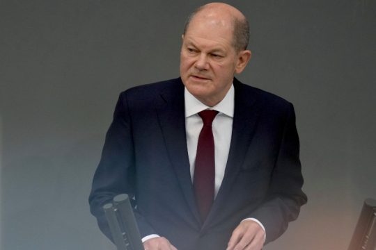 Σκληρή ομιλία Σολτς και ειδικό ταμείο 100 δισ. ευρώ για τον γερμανικό στρατό