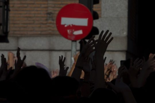 Πρόταση των Σοσιαλιστών για έρευνα στην ισπανική Βουλή κακοποιήσεων ανηλίκων από ιερείς