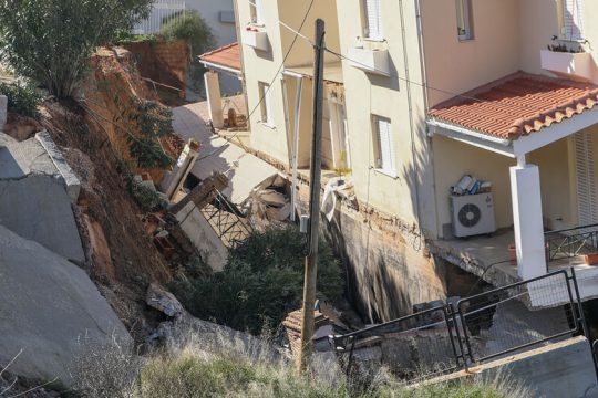 Σε απελπισία οι κάτοικοι στον Νέο Βουτζά εξαιτίας των καθιζήσεων