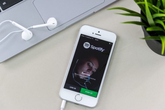Υπεραμύνεται του Τζο Ρόγκαν ο ιδρυτής του Spotify παρά το κύμα αντιδράσεων