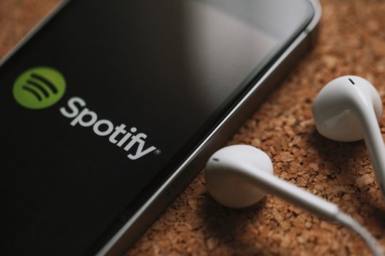 Spotify: Ο σχολιαστής Τζο Ρόγκαν ζητά ξανά συγγνώμη, τώρα για ρατσιστικά σχόλια