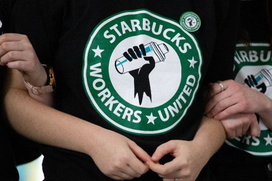 Η Starbucks θα δώσει πάνω από 35 εκατ. δολάρια για παραβιάσεις της εργατικής νομοθεσίας