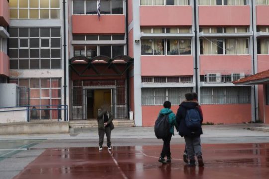 Από θαύμα δεν χτύπησαν μαθητές από πτώση κουφώματος σε σχολείο